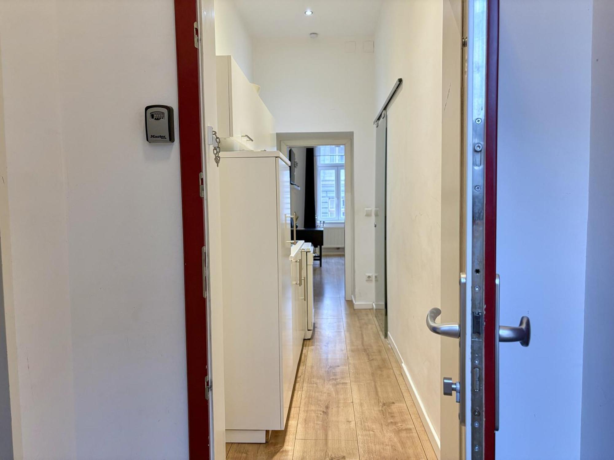 Luxurious And Bright, 5 Min To City Center Apartment *